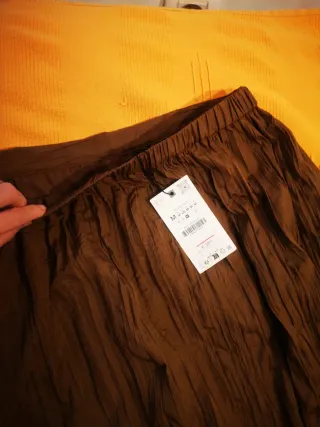 Zara marrón con etiqueta con medidas en fotigrafia