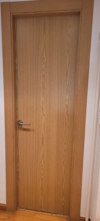 Puerta de madera con bisagra oculta