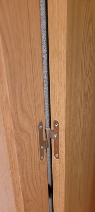 Puerta de madera con bisagra oculta