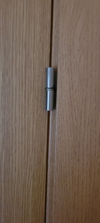 Puerta de madera con bisagra oculta