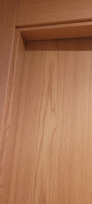 Puerta de madera con bisagra oculta