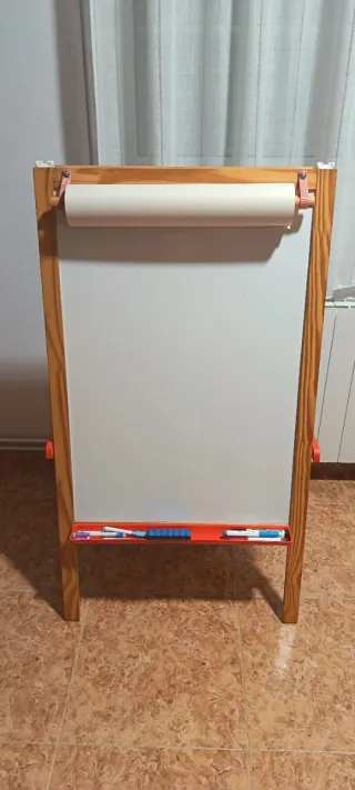 Pizarra infantil de madera con accesorios