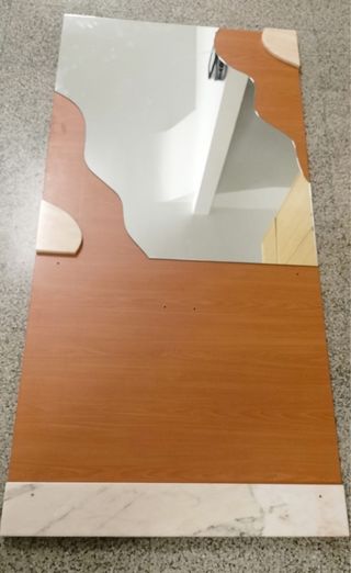 Recibidor de madera con espejo y mármol