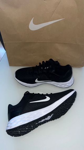 Zapatillas Nike Negras y Blancas Nuevas