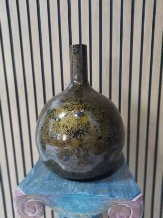 Florero de resina con diseño dorado