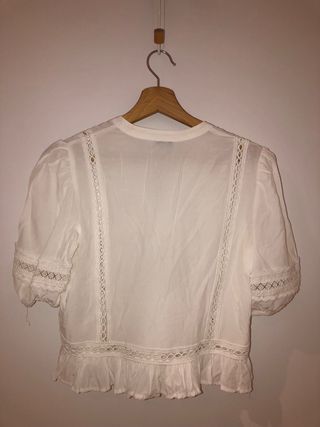 Blusa blanca con encaje