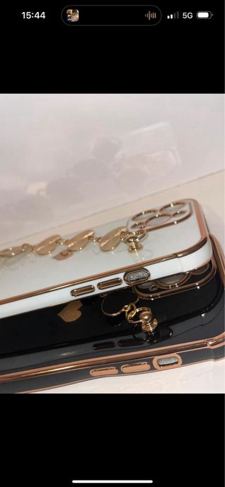 Funda móvil con colgante de corazones