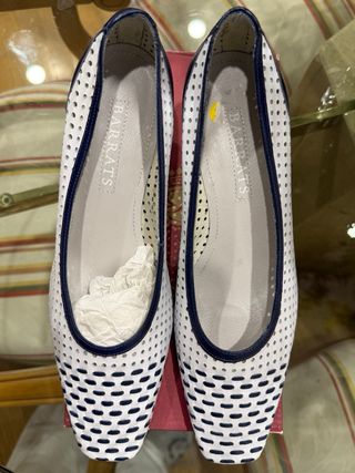 Zapatos de piel Barrats tacón 5 cm blanco y azul