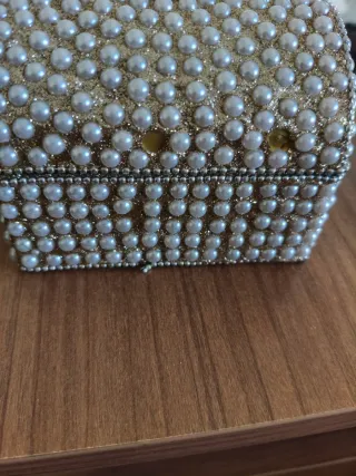 Joyero blanco y dorado con perlas