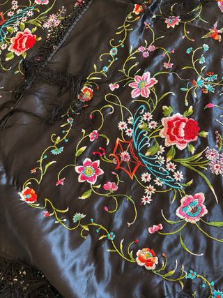 Mantón de Manila negro bordado flores