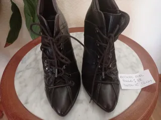 Zapatos abotinados de piel