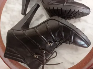 Zapatos abotinados de piel