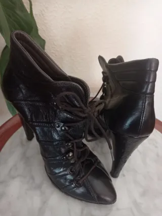 Zapatos abotinados de piel