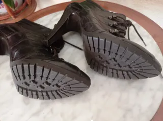 Zapatos abotinados de piel