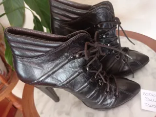 Zapatos abotinados de piel