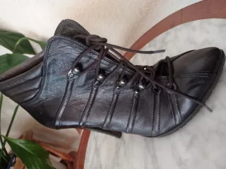 Zapatos abotinados de piel