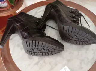 Zapatos abotinados de piel