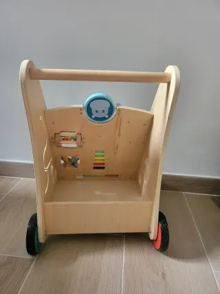 Andador de madera con actividades