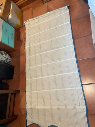 Estores enrollables blancos con ribete azul