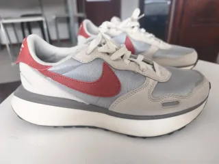 Zapatillas Nike plateadas y rojas