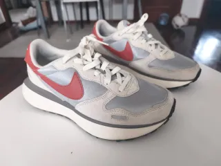 Zapatillas Nike plateadas y rojas