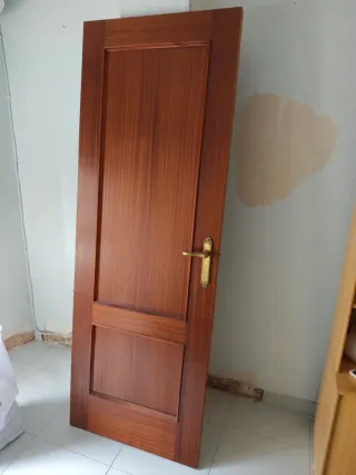 Puertas madera natural. Varias unidades.