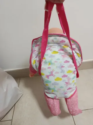 Muñeca con portabebés y accesorios