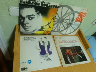 Lote Vinilos Antiguos Serrat, Brel, Gardel...