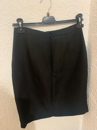 Falda negra Massimo Dutti elegante – efecto piel