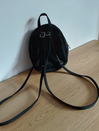 Mochila negra con mariposas