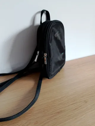 Mochila negra con mariposas