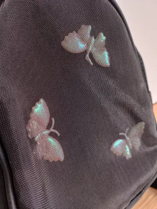 Mochila negra con mariposas