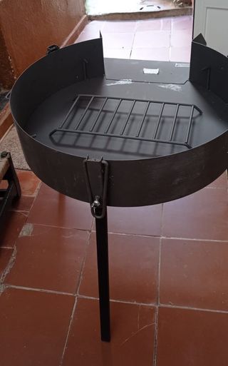Barbacoa con soporte para paellera