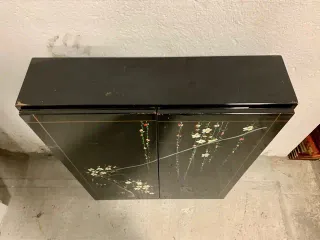 Mueble oriental lacado negro floral