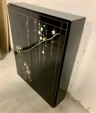 Mueble oriental lacado negro floral