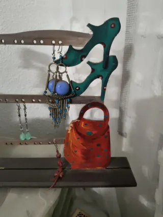 Porta pendientes figura mujer y zapatos