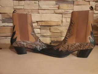44.5 Botas de cuero nuevas  animal print