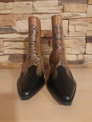 44.5 Botas de cuero nuevas  animal print