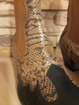44.5 Botas de cuero nuevas  animal print