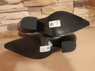 44.5 Botas de cuero nuevas  animal print