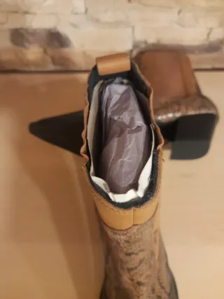 44.5 Botas de cuero nuevas  animal print