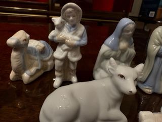 Presepe di porcellana con figure blu e bianche