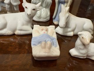 Presepe di porcellana con figure blu e bianche