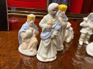 Presepe di porcellana con figure blu e bianche