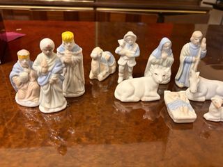 Presepe di porcellana con figure blu e bianche
