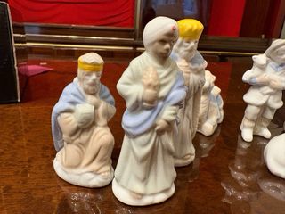 Presepe di porcellana con figure blu e bianche