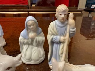 Presepe di porcellana con figure blu e bianche
