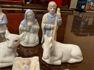 Presepe di porcellana con figure blu e bianche