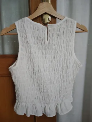 Camiseta blanca fruncida volante