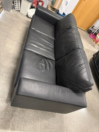 Sofá de piel negro